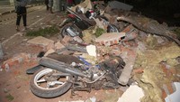 Sejumlah bangunan dan rumah warga ikut rusak akibat guncangan gempa yang berpusat di Lombok itu. Terlihat motor milik warga rusak parah akibat terkena puing-puing bangunan. (Foto: Antara Foto/Nyoman Budhiana)