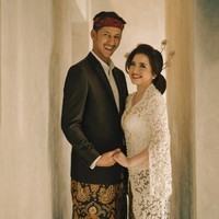 Tasya Kamila dan Randi Bachtiar mempercayakan pada vendor Seserahan Indonesia untuk menghias segala pernak-pernik seserahan mereka. Vendor tersebut sudah dipercaya sejumlah selebriti untuk mengurus seserahan pernikahan mereka. Selain Tasya ada juga artis Dion Wiyoko dan Selvi Kitty. Untuk Tasya sendiri, seperti apa seserahannya? Klik next. Foto: Instagram/@dierabachir