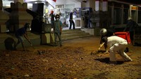 Sejumlah warga mulai membersihkan puing-puing bangunan di Denpasar, Bali. Reuters/Nyimas Laula.