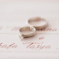 Cincin pernikahan bertatahkan berlian, datang dari brand perhiasan Swan Jewellery. Foto: Instagram/@thebridestory