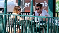 Masih di tahun yang sama, mereka terlihat sedang sarapan di Patys Restaurant wilayah Toluca Lake, Los Angeles. Foto: Alamy  