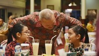  Dua gadis kecil yang cantik ini adalah dua cucu kembar Alex. Keduanya sedang menikmati makan malam saat dihampiri kakek tercintanya. Foto: instagram @alexnoerdin.id