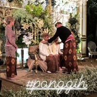 Salah satu tahapan dalam Panggih, yakni upacara pertemuan antara pengantin pria dan wanita setelah resmi menikah secara agama. Sedikitnya ada 10 tahapan dalam prosesi adat Jawa ini. Foto: Instagram Story