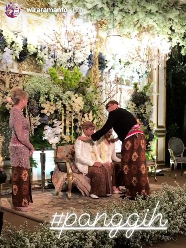 Salah satu tahapan dalam Panggih, yakni upacara pertemuan antara pengantin pria dan wanita setelah resmi menikah secara agama. Sedikitnya ada 10 tahapan dalam prosesi adat Jawa ini. Foto: Instagram Story