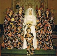 Penampilan yang sangat kontras antara pengantin wanita yang bergaun putih dengan para bridesmaid yang pakaiannya penuh bunga-bunga. Foto: Dok. Bored Panda