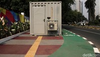 Setelah tiang, kini trotoar GBK punya halang rintang baru, Minggu (5/8/2018).