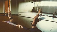 Melalui yoga, Nathalie bisa mengurangi kecemasan, mengatasi insomnia, dan membantu menenangkan pikiran. Foto: Instagram/nathalieemmanuel