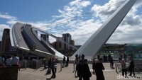 Jembatan The Gateshead Millennium Bridge, Inggris ini dibuka pada tahun 2002. Jembatan yang ada di Newcastle ini sangat unik karena merupakan salah satu dari beberapa jembatan di dunia yang miring. Ketika dimiringkan ke satu arah, ia berubah menjadi jembatan pejalan kaki normal yang dapat diseberangi oleh publik. Ketika itu dimiringkan dengan cara lain jembatan itu akan memberikan jalan bagi kapal-kapal yang lewat di bawah. Istimewa/List25.