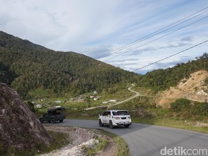 Toyota Tak Bisa Larang Fortuner Jadi Angkot Papua