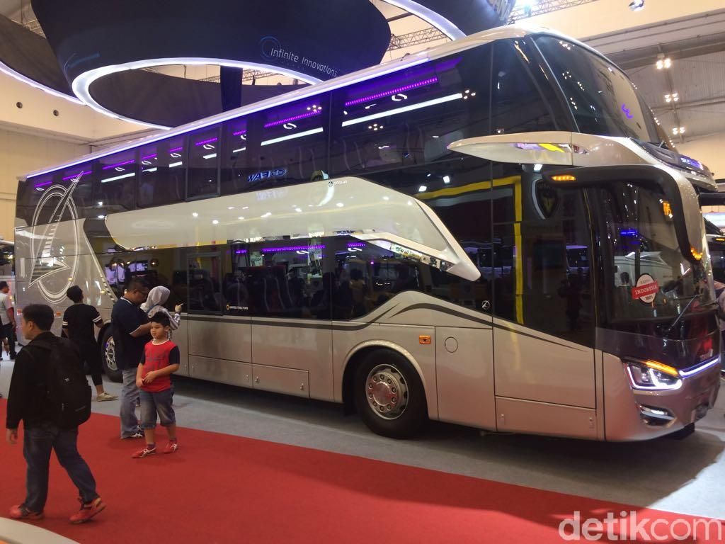 Perusahaan karoseri Laksana turut meramikan ajang Gaikindo Indonesia Auto Show (GIIAS) 2018 dengan meluncurkan produk terbarunya yakni Legacy SR2 Double Decker alias bus tingkat.