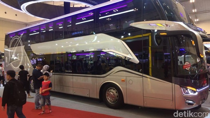 Perusahaan karoseri Laksana turut meramikan ajang Gaikindo Indonesia Auto Show (GIIAS) 2018 dengan meluncurkan produk terbarunya yakni Legacy SR2 Double Decker alias bus tingkat.