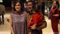 Pemandangan ini terlihat ketika mereka hadir di acara resepsi pernikahan cucu mantan Presiden Soeharto. Foto: Noel/detikHOT