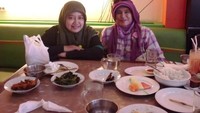 Kalau ini pose santai Neno saat makan siang dengan menu ayam bakar khas Indonesia, lengkap dengan sayuran dan buah segar. Foto: Instagram @nenowarismanofficial