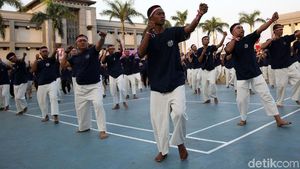 Ekspresi Ribuan Napi Saat Pecahkan Rekor Poco-poco di Lapas