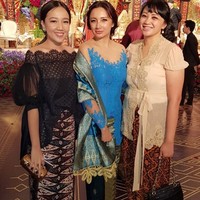 Tata Cahyani, mantan istri Tommy Soeharto tampil mencuri perhatian di resepsi pernikahan Panji Trihatmodjo, Raffles Hotel, Jakarta Selatan, Sabtu (4/8/2018). Foto: Instagram/@tatacahyani