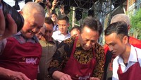  Jadi barista dadakan, tulis Alex pada captions fotonya. Dalam foto terlihat Alex bersama Triawan Munaf tengah membuat single origin dengan teknik V60. Foto: instagram @alexnoerdin.id