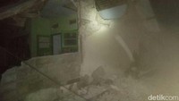 Terlihat rumah rusak di bagian atas rumah. (Foto: Hary-detik)
