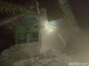 Foto: Rumah-rumah di Mataram Rusak Akibat Gempa NTB 7 SR