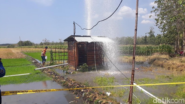 Geger Semburan Air Bercampur Lumpur Setinggi 30 Meter Geger Semburan Air Bercampur Lumpur Setinggi 30 Meter
