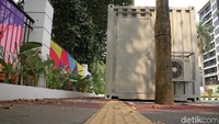 Trotoar juga menjadi sempit dengan adanya kontainer tersebut.