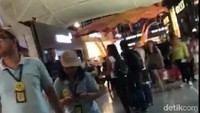 Gempa itu membuat para pengunjung yang keluar bandara. Foto: (Norman-pembaca)