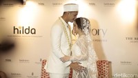 Ciuman Randi untuk sang istri tercinta yang baru saja dinikahinya. Foto: Asep/detikHOT
