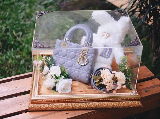 Tas Lady Dior berharga puluhan juta rupiah menjadi hantaran berikutnya dari Randi Bahctiar untuk Tasya Kamila. Dekorasi seserahan berisi tas Lady Dior ini dipercantik dengan boneka putih yang juga datang dari brand Christian Dior. Foto: Instagram/@seserahanindonesia