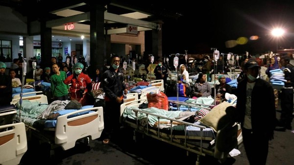 Pascagempa NTB, Pasien Dirawat di Halaman Rumah Sakit