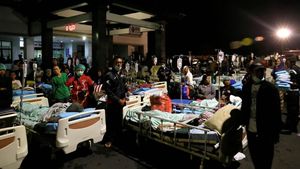 Pascagempa NTB, Pasien Dirawat di Halaman Rumah Sakit