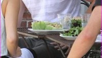 Ups, saat masih menyembunyikan kedekatannya dengan Miley Cirus, Liam tertangkap kamera paparazi melahap salad bersama penyanyi itu.Foto: Istimewa  