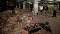 Polisi mengecek reruntuhan yang jatuh di mal dan menimpa motor di Bali (Foto: REUTERS/Johannes P. Christo)