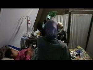 Satu Warga Lombok Timur Melahirkan di Tenda TNI Usai Gempa 7 SR