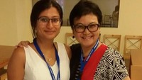 Prof Susi Dwi Harijanti bersama teman mahasiswa dari Australia.