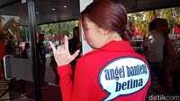 Yang unik, ada tulisan Angel Banteng Betina di sisi belakang blazer yang dipakai Angel Karamoy (Foto: Kanavino Ahmad Rizqo/detikcom)