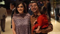 Pasangan ini memang terpaut usia jauh, namun mereka terlihat kompak terus. Foto: Noel/detikHOT