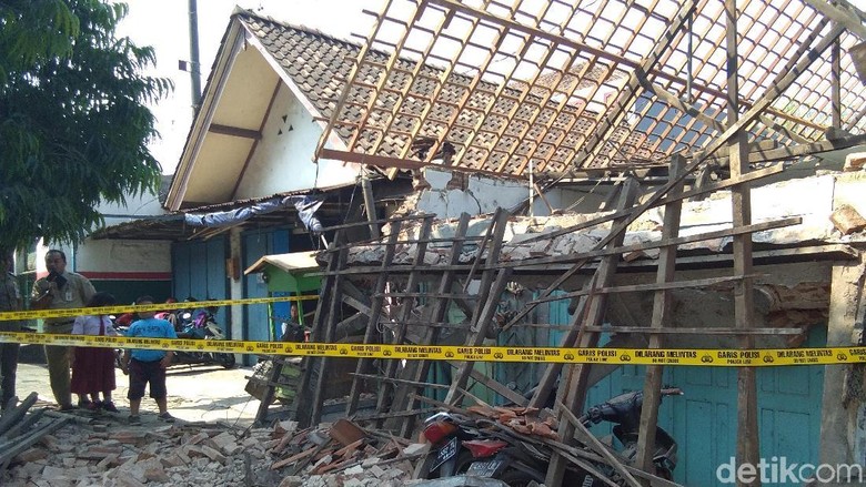 Rumah di Jepara Roboh Saat Direnovasi, 1 Pekerja Tewas Rumah di Jepara Roboh Saat Direnovasi, 1 Pekerja Tewas