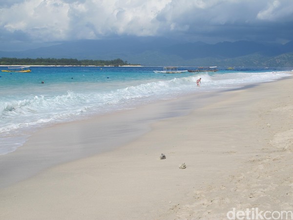 Gili Trawangan sejatinya merupakan destinasi wisata terkenal di Lombok, NTB. Pesisir pantainya sangat indah (Afif Farhan/detikTravel) Gili Trawangan sejatinya merupakan destinasi wisata terkenal di Lombok, NTB. Pesisir pantainya sangat indah (Afif Farhan/detikTravel)