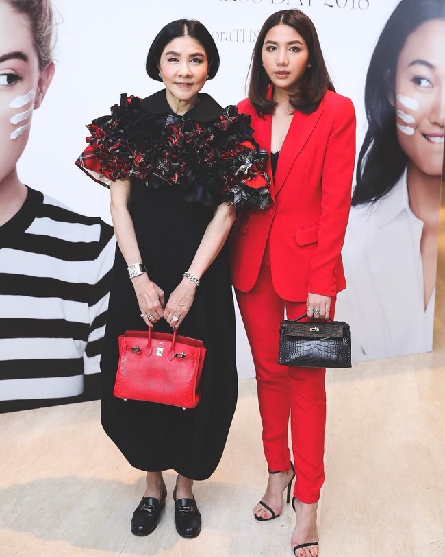 Inilah potret Monlahcha dan putrinya, Chutimon Skulthai yang juga populer di media sosial. Meski awalnya sang putri yang punya Instagram, kini followers Monlahcha lebih banyak dibandingkan anaknya yang juga memiliki penampilan stylish itu. (Foto: Instagram @ au_skulthai)