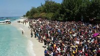 Para WNA memadati pinggir pantai. (Foto: dok. Puspen TNI)