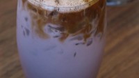 Bosan dengan rasa es latte yang itu-itu saja? Anda bisa tambahkan ubi pada es kopi yang Anda buat. Mansi creamy ubi bikin rasanya makin enak. Foto: Pinterest