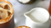 Toasted Coconut Shakerato, es kopi italia ini dibuat dengan mengocok kopi dan es lalu ditambah santan kental dan kelapa parut sangrai di bibir gelas. Rasanya eksotik banget! Foto: Pinterest
