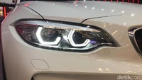 Salah satu perubahan paling kentara adalah lampu utamanya yang sudah mengusung teknologi adaptif. Jadi intinya lampu depan ini bisa mengikuti pergerakan mobil di jalanan, atau sampai mengurangi intensitas lampu saat menemui kendaraan lain di arus jalan yang berlawanan sehingga pengendara lain tidak merasa silau