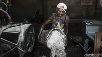 Untuk proses awal produksi Mie Lethek adalah mencampurkan dan merendam gaplek dan tepung tapioka dalam sebuah wadah berbentuk bak untuk dijadikan adonan.
