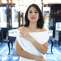 Ditemui Wolipop di butik Mondial, Plaza Indonesia, Jakarta Pusat, Senin (6/8/2018), pemeran Cinta di Ada Apa dengan Cinta? ini hadir dalam balutan two-piece dress dengan atasan bergaya bateau neck. (Foto: Daniel Ngantung/Wolipop)