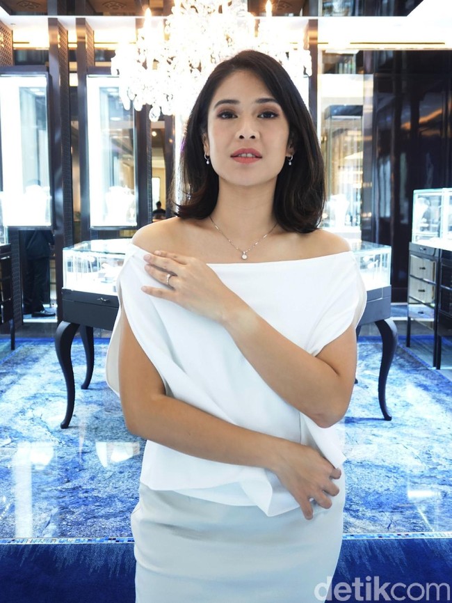 Ditemui Wolipop di butik Mondial, Plaza Indonesia, Jakarta Pusat, Senin (6/8/2018), pemeran Cinta di Ada Apa dengan Cinta? ini hadir dalam balutan two-piece dress dengan atasan bergaya bateau neck. (Foto: Daniel Ngantung/Wolipop)