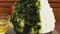 Chimoto berlokasi di 1-4-6 Yakumo, Meguro-ku, Tokyo, toko ini terkenal dengan Yakumo-mochi. Kakigorinya enak dan diisi aneka bahan unik. Harganya 2.000 yen atau Rp. 259.000. Foto: instagram @kirakirakireida