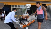 Seorang turis asing menjadi salah satu korban gempa. Adek Berry/AFP.