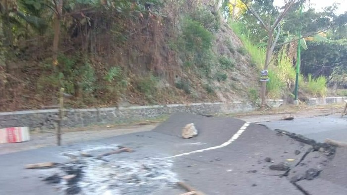 Jalan Rusak Jadi Tantangan Evakuasi Turis di Lombok Utara