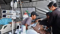Seorang bocah tengah mendapat perawatan, Senin (6/8). Adek Berry/AFP.