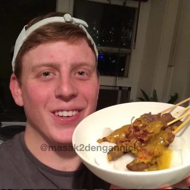 Bule Australia yang Suka Bikin Sate Padang hingga Momen Makan Raphael Maitimo